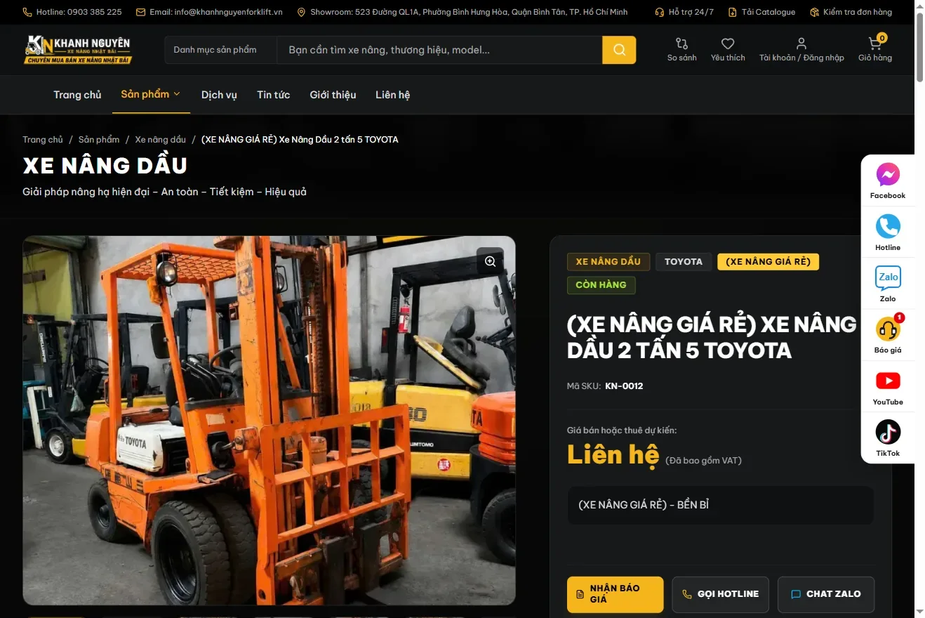 Trang chi tiết xe nâng dầu Toyota với ảnh sản phẩm, mã SKU, trạng thái còn hàng, giá liên hệ và các nút nhận báo giá, gọi hotline, chat Zalo.